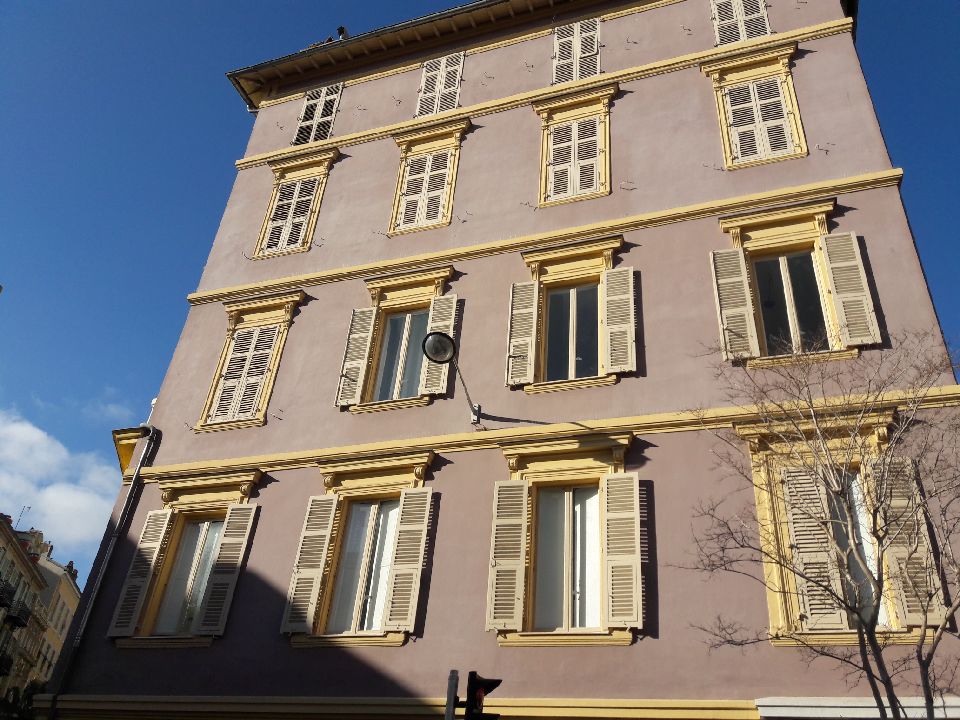 La Menuiserie Barni, menuisier ébéniste à Nice depuis 1920, conçoit vos fenêtres, volets & persiennes en bois et assure la pose dans les règles de l'art.
