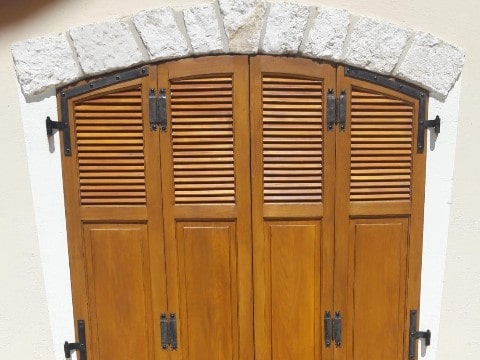 La Menuiserie Barni, menuisier ébéniste à Nice depuis 1920, conçoit vos fenêtres, volets & persiennes en bois et assure la pose dans les règles de l'art.